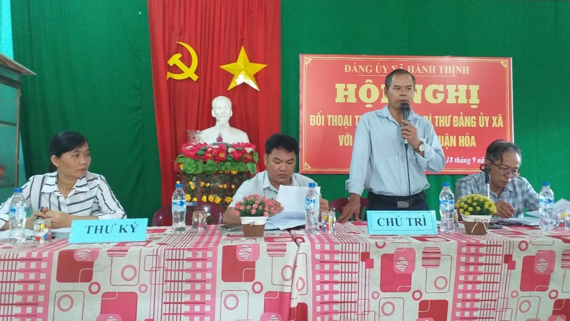 Đồng chí Huỳnh Xuân Vinh - Bí thư Đảng ủy, Chủ tịch HĐND xã phát biểu tại Hội nghị