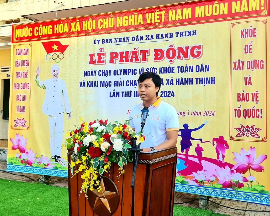 Ông Bùi Việt Hoàng - Phó chủ tịch UBND xã Hành Thịnh phát biểu khai mạc Ngày chạy Olympic vag Giải Việt Dã xã lần thứ III