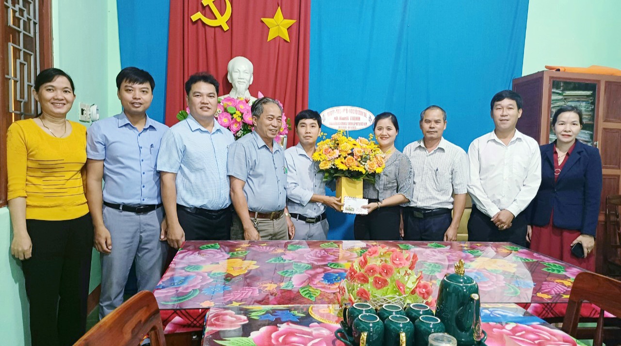 Lãnh đạo xã thăm, tặng hoa chúc mừng UBMTTQ Việt Nam xã Hành Thịnh nhân kỷ niệm 93 Năm Ngày truyền thống Mặt trận Tổ quốc Việt Nam (18/11/1930 - 18/11/2023)