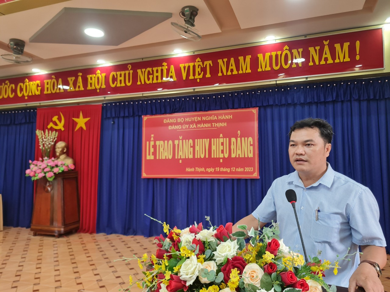 Đảng ủy xã Hành Thịnh tổ chức Lễ trao tặng Huy hiệu Đảng cho đảng viên 40, 50, 55, 60, 65 năm tuổi đảng