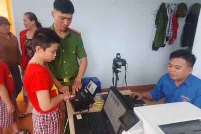 ĐOÀN THANH NIÊN XÃ HÀNH THỊNH TÍCH CỰC HỖ TRỢ CÔNG AN XÃ CẤP CĂN CƯỚC CHO CÔNG DÂN DƯỚI 6 TUỔI, TỪ 6 ĐẾN DƯỚI 14 TUỔI VÀ TỪ 14 TUỔI TRỞ LÊN