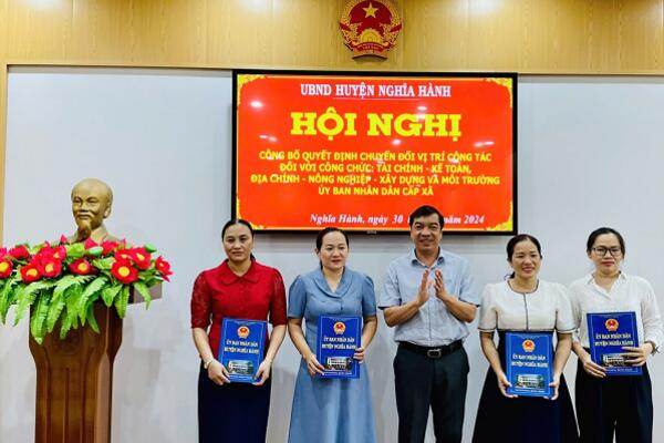 Hội nghị công bố quyết định điều động công tác đối với công chức cấp xã