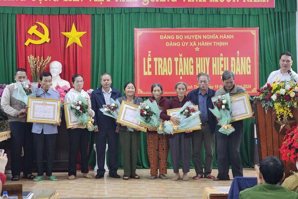 Lễ trao huy hiệu 40,45,50,55,60 năm tuổi Đảng cho 10 đảng viên thuộc Đảng bộ xã Hành Thịnh.