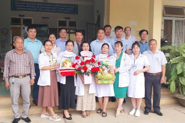 Lãnh đạo xã thăm chúc mừng đội ngũ Y, Bác sĩ đang công tác tại Trạm y tế xã Hành Thịnh nhân dịp kỷ niệm 70 năm Ngày Thầy Thuốc Việt Nam (27/2/2055 - 27/2/2025)